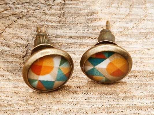 Clous d'oreille, cabochon de 8mm de diamètre en résine sur imprimé, motif asymétrique, fait main