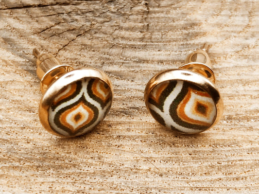 Clous d'oreille, acier inoxydable, cabochon de 8mm de diamètre en résine sur imprimé, motif asymétrique, fait main