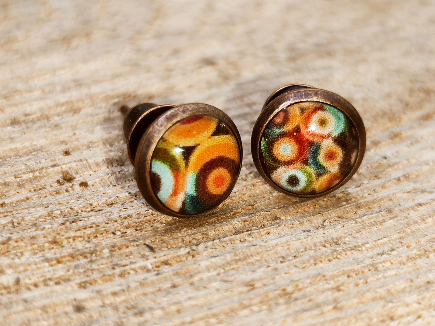 Clous d'oreille, cabochon de 6mm de diamètre en résine sur imprimé, fait main