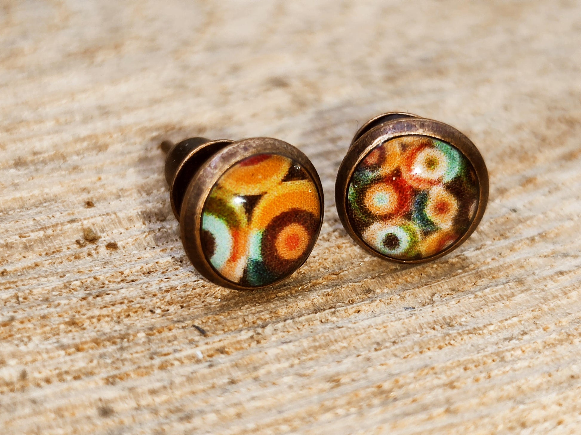 Clous d'oreille, cabochon de 6mm de diamètre en résine sur imprimé, fait main