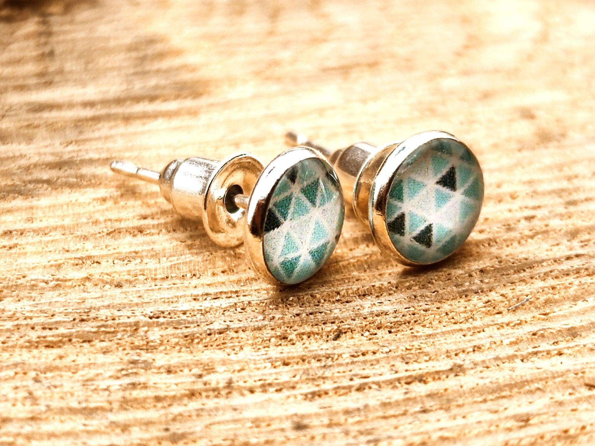 Clous d'oreille, cabochon de 6mm de diamètre en résine sur imprimé, fait main