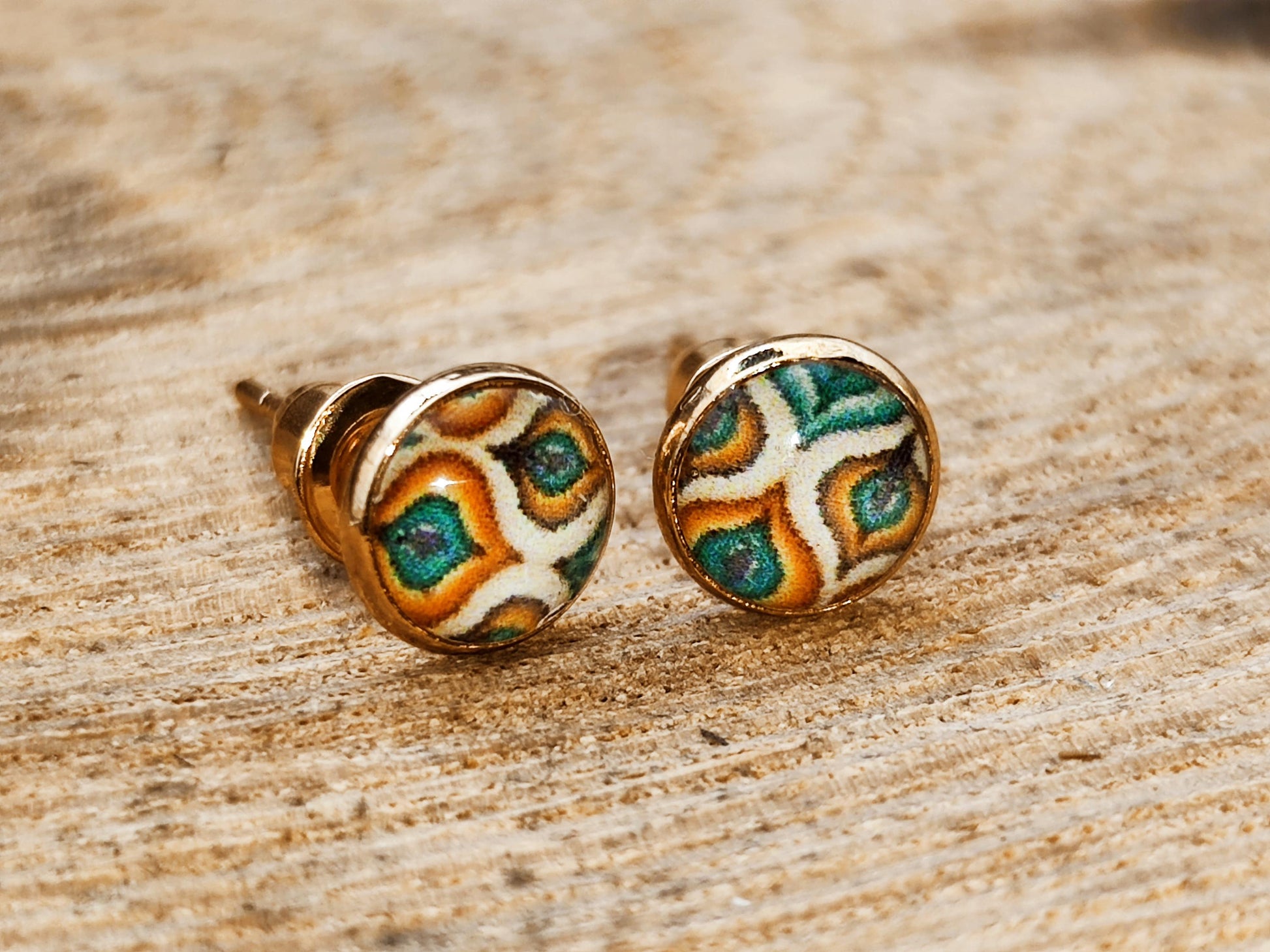 Clous d'oreille, cabochon de 6mm de diamètre en résine sur imprimé, fait main