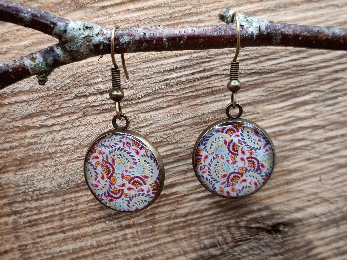 Boucles d'oreille de 16mm de diamètre en résine sur imprimé, motif asymétrique, fait main