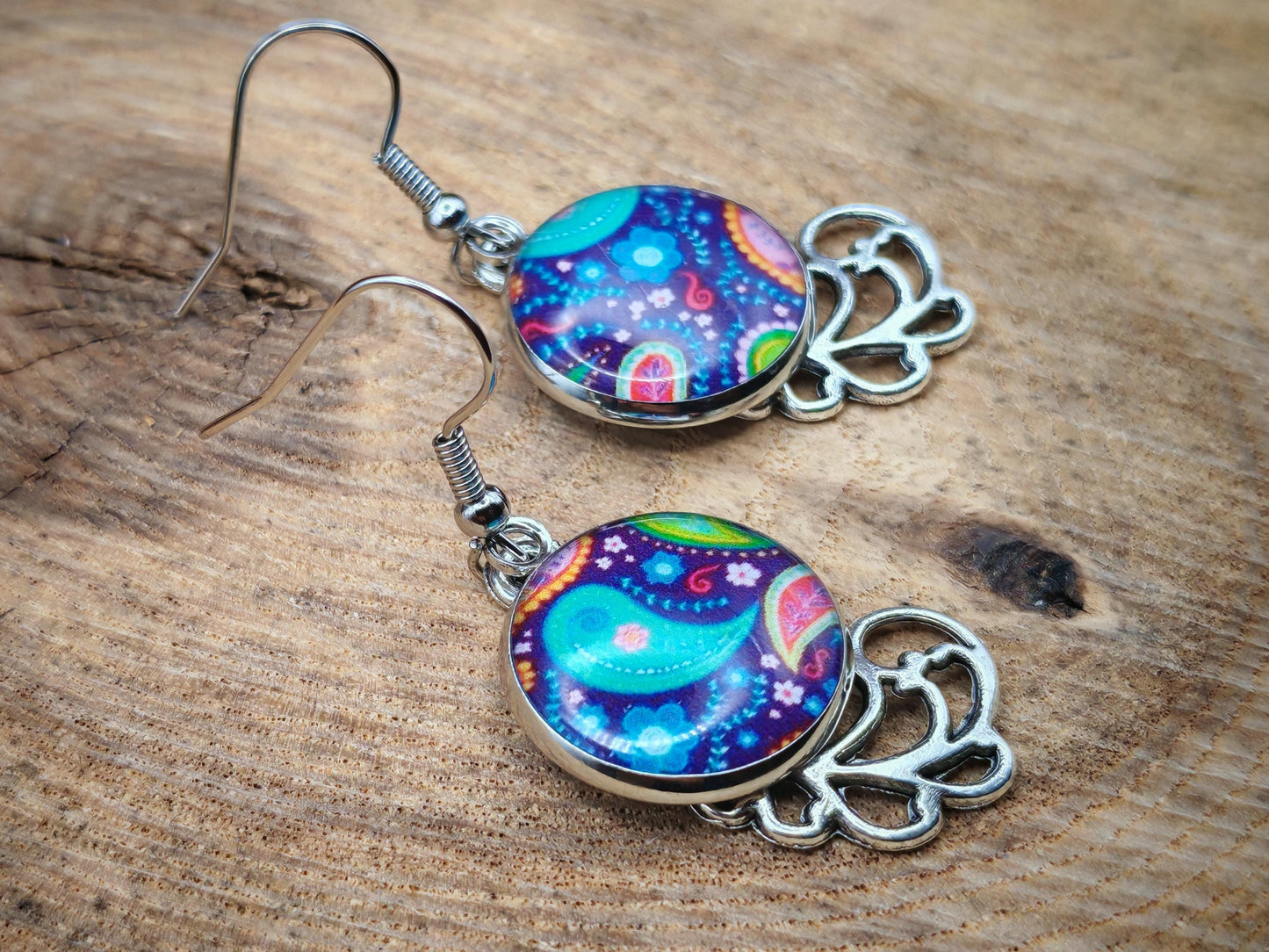 Boucles d'oreille de 16mm de diamètre en résine sur imprimé, motif asymétrique, fait main