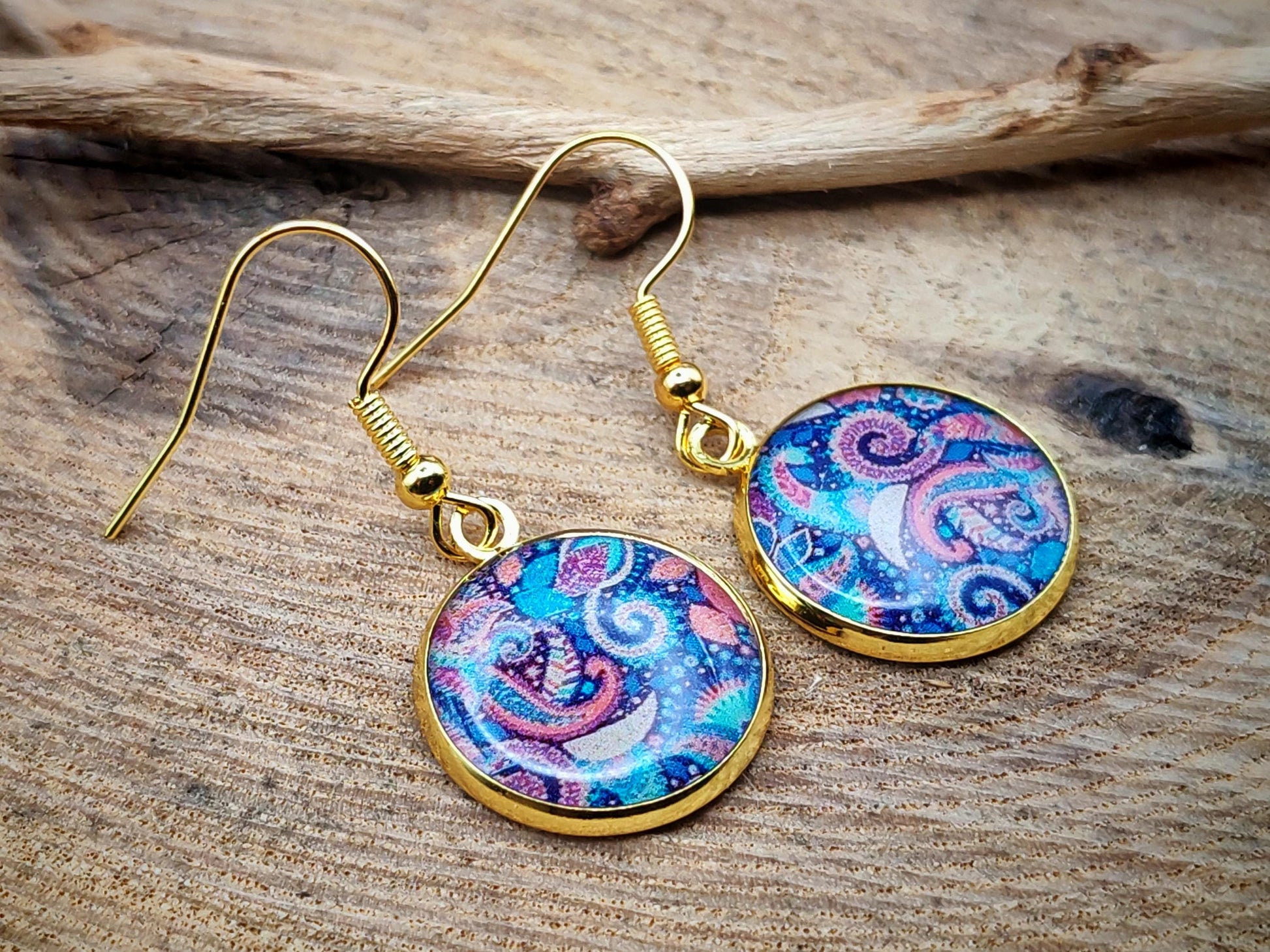 Boucles d'oreille de 16mm de diamètre en résine sur imprimé, motif asymétrique, fait main