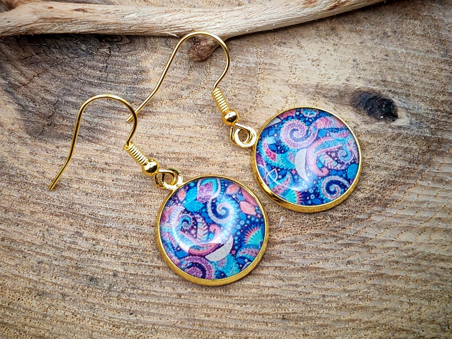 Boucles d'oreille de 16mm de diamètre en résine sur imprimé, motif asymétrique, fait main