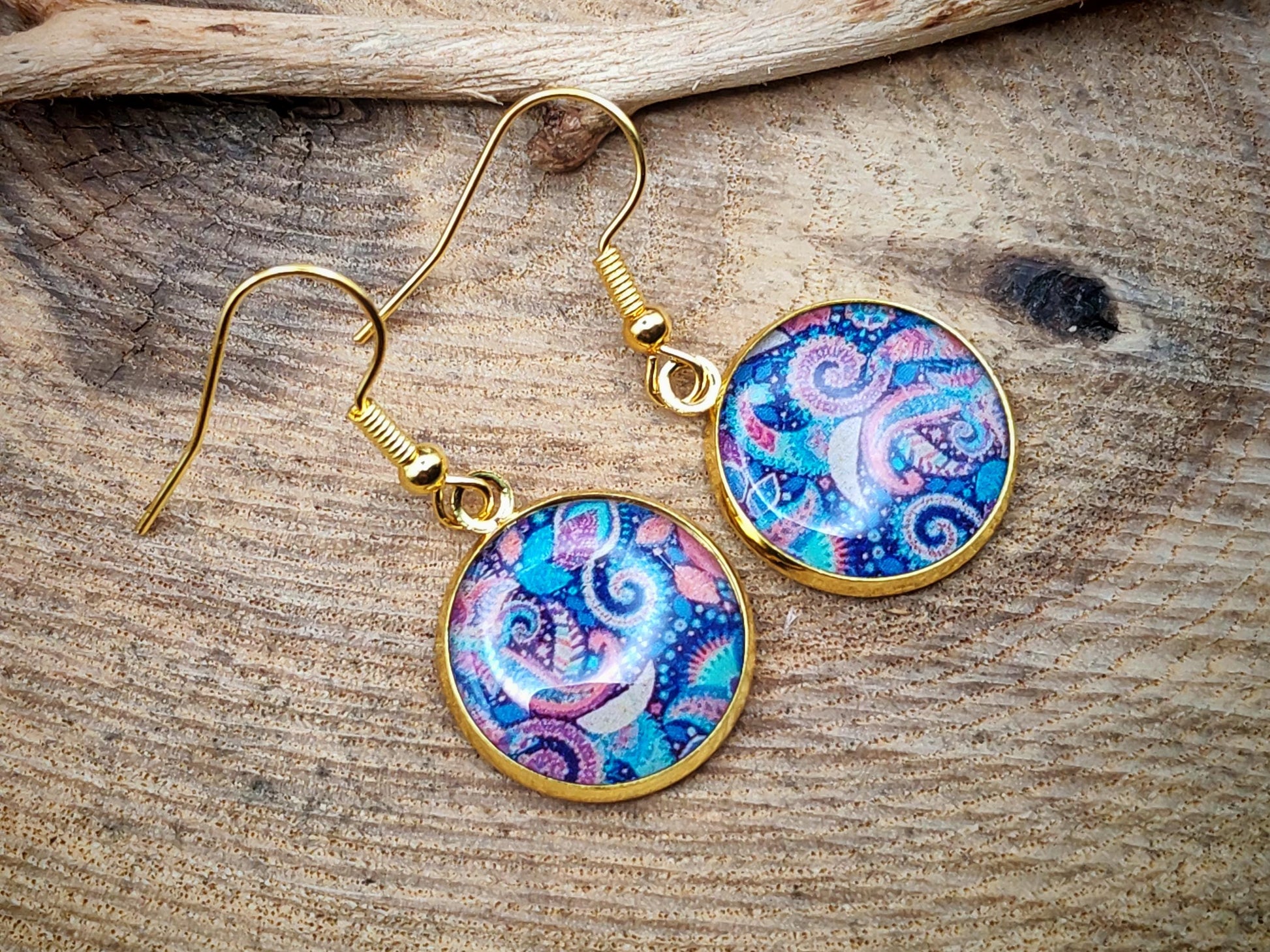 Boucles d'oreille de 16mm de diamètre en résine sur imprimé, motif asymétrique, fait main