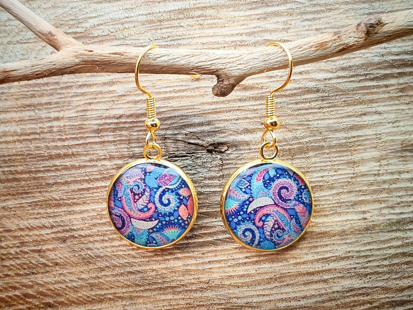 Boucles d'oreille de 16mm de diamètre en résine sur imprimé, motif asymétrique, fait main