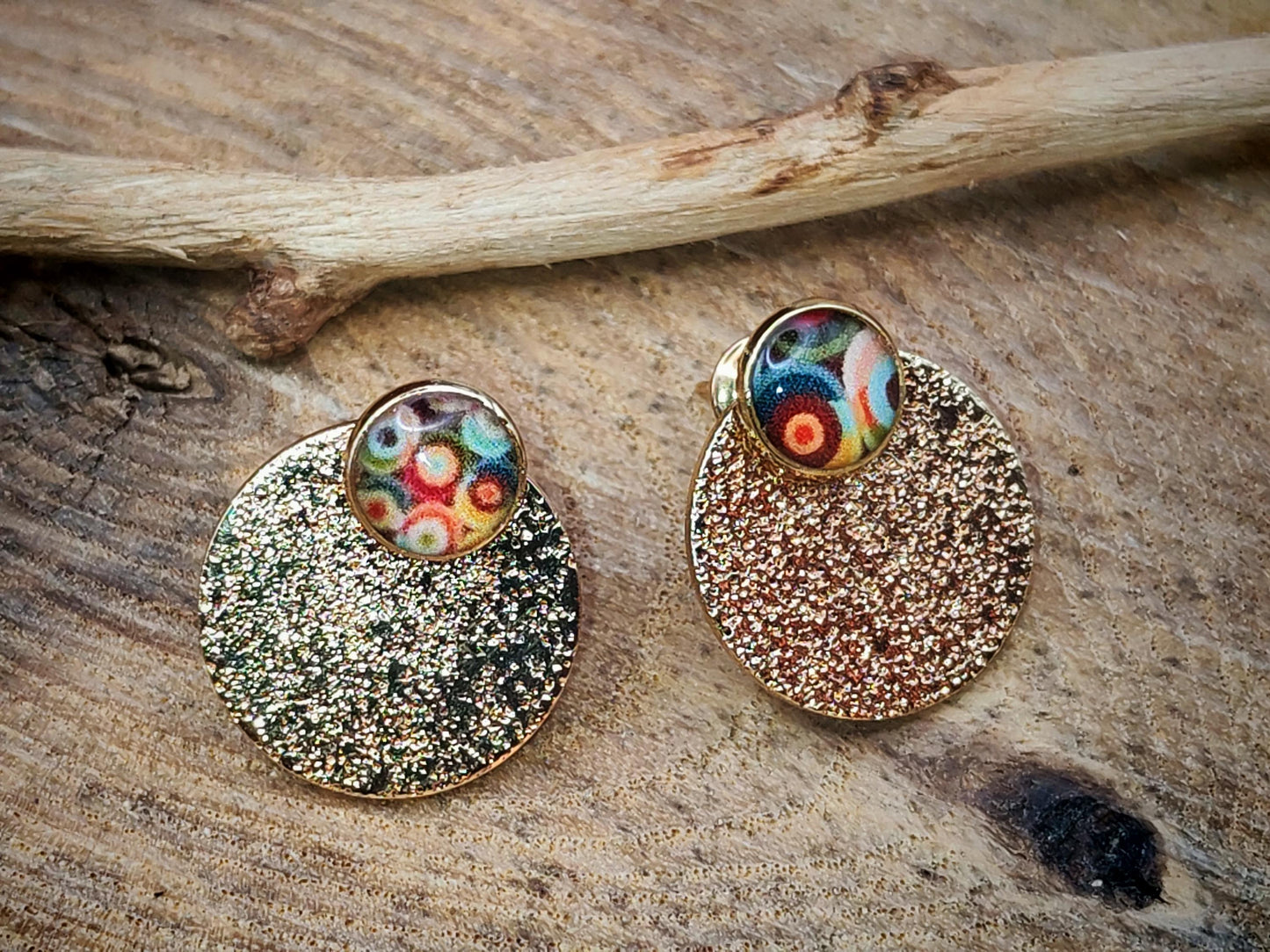 Clous d'oreille, cabochon de 6mm de diamètre en résine sur imprimé, motif asymétrique, fait main