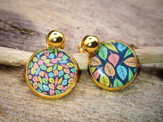 Puce d'oreille de 12mm de diamètre en résine sur imprimé, motif asymétrique, fait main