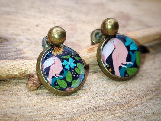 Puce d'oreille de 12mm de diamètre en résine sur imprimé, motif asymétrique, fait main