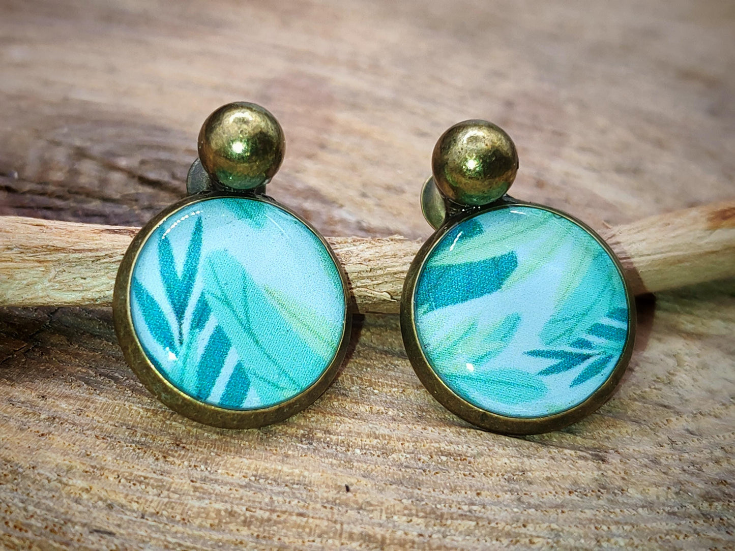 Puce d'oreille de 12mm de diamètre en résine sur imprimé, motif asymétrique, fait main