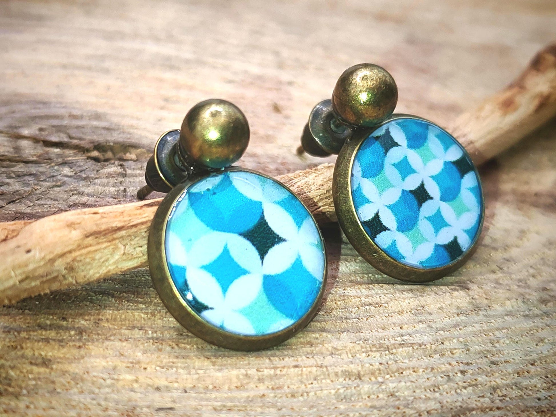 Puce d'oreille de 12mm de diamètre en résine sur imprimé, motif asymétrique, fait main