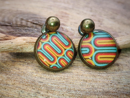 Puce d'oreille de 12mm de diamètre en résine sur imprimé, motif asymétrique, fait main
