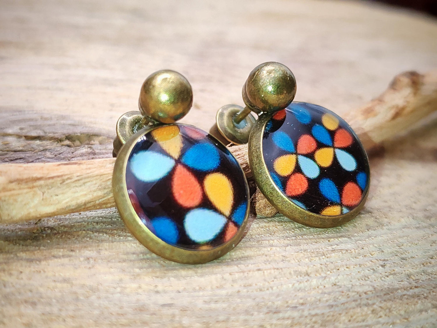 Puce d'oreille de 12mm de diamètre en résine sur imprimé, motif asymétrique, fait main
