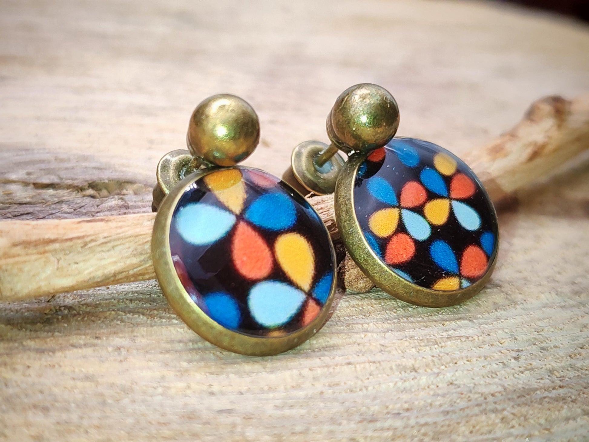 Puce d'oreille de 12mm de diamètre en résine sur imprimé, motif asymétrique, fait main