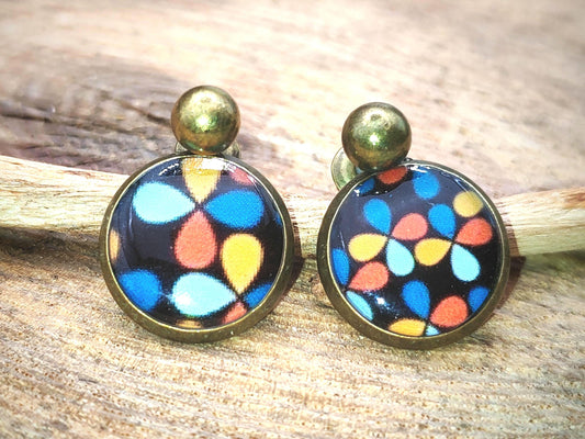 Puce d'oreille de 12mm de diamètre en résine sur imprimé, motif asymétrique, fait main
