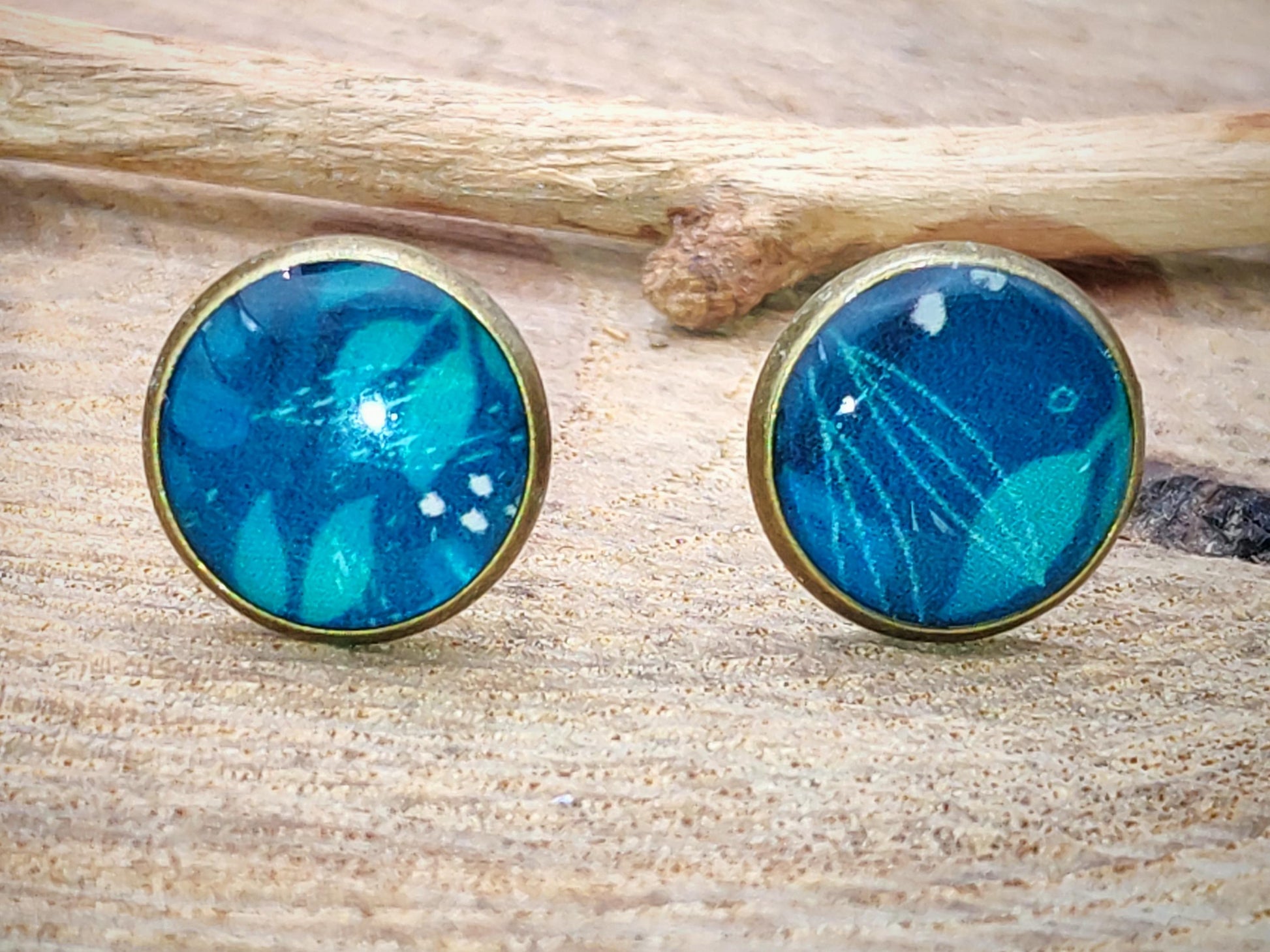 Clous d'oreille, cabochon de 10mm de diamètre en résine sur imprimé, motif asymétrique, fait main