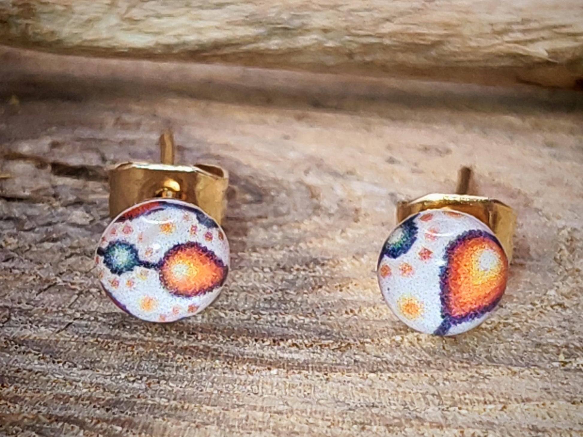 Clous d'oreille de 5mm de diamètre en résine sur imprimé, motif asymétrique, fait main