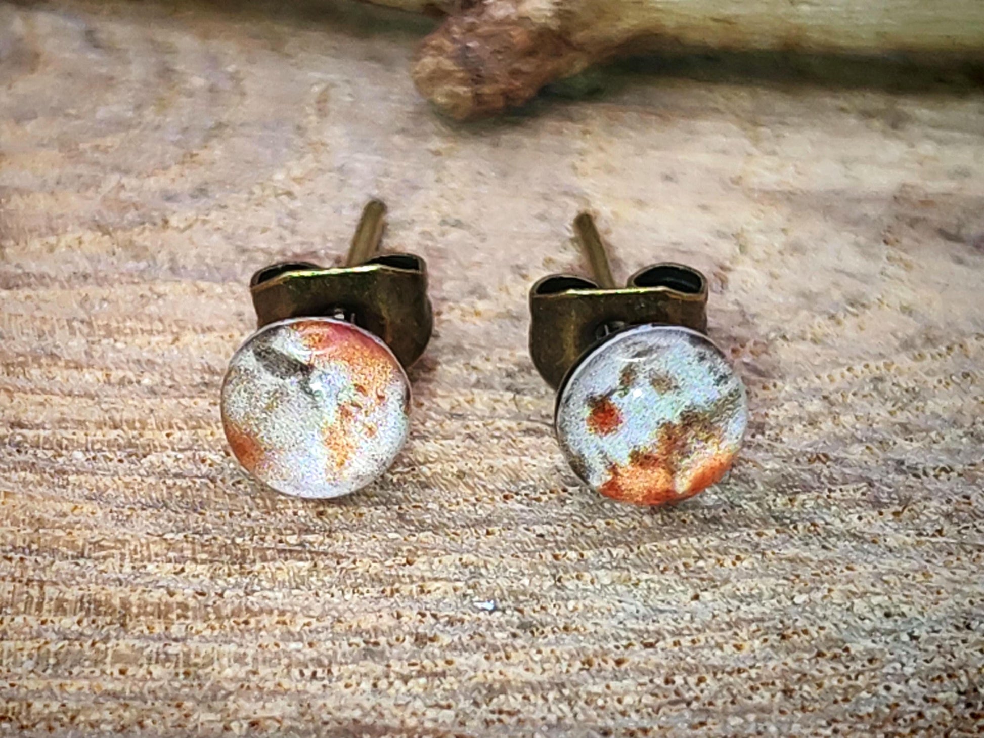 Clous d'oreille de 5mm de diamètre en résine sur imprimé, motif asymétrique, fait main