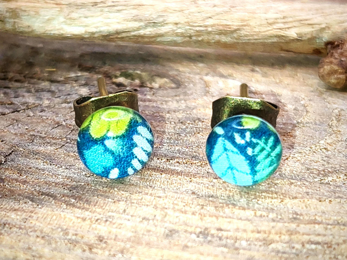 Clous d'oreille de 5mm de diamètre en résine sur imprimé, motif asymétrique, fait main
