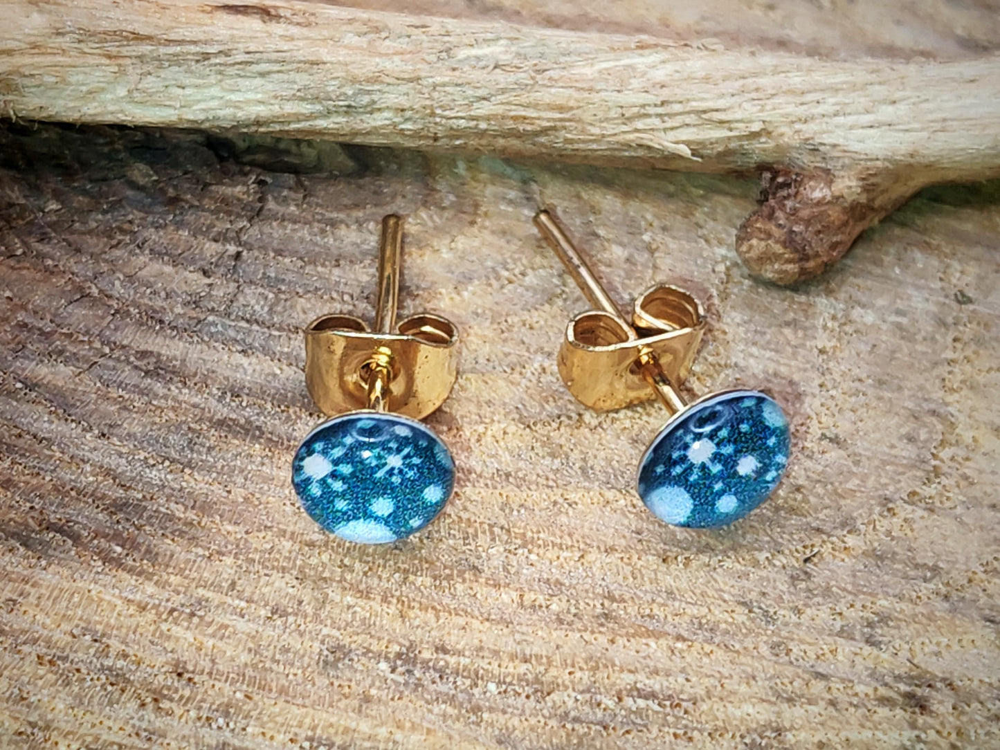 Clous d'oreille de 5mm de diamètre en résine sur imprimé, motif asymétrique, fait main