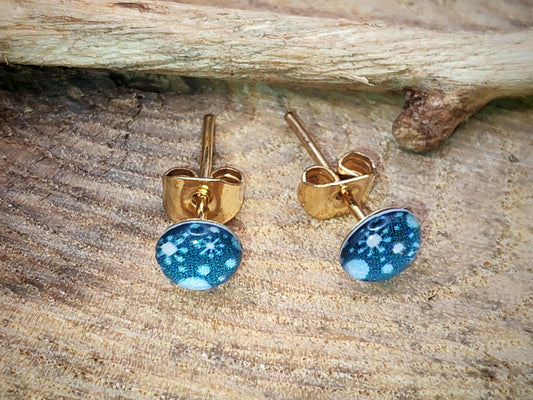 Clous d'oreille de 5mm de diamètre en résine sur imprimé, motif asymétrique, fait main