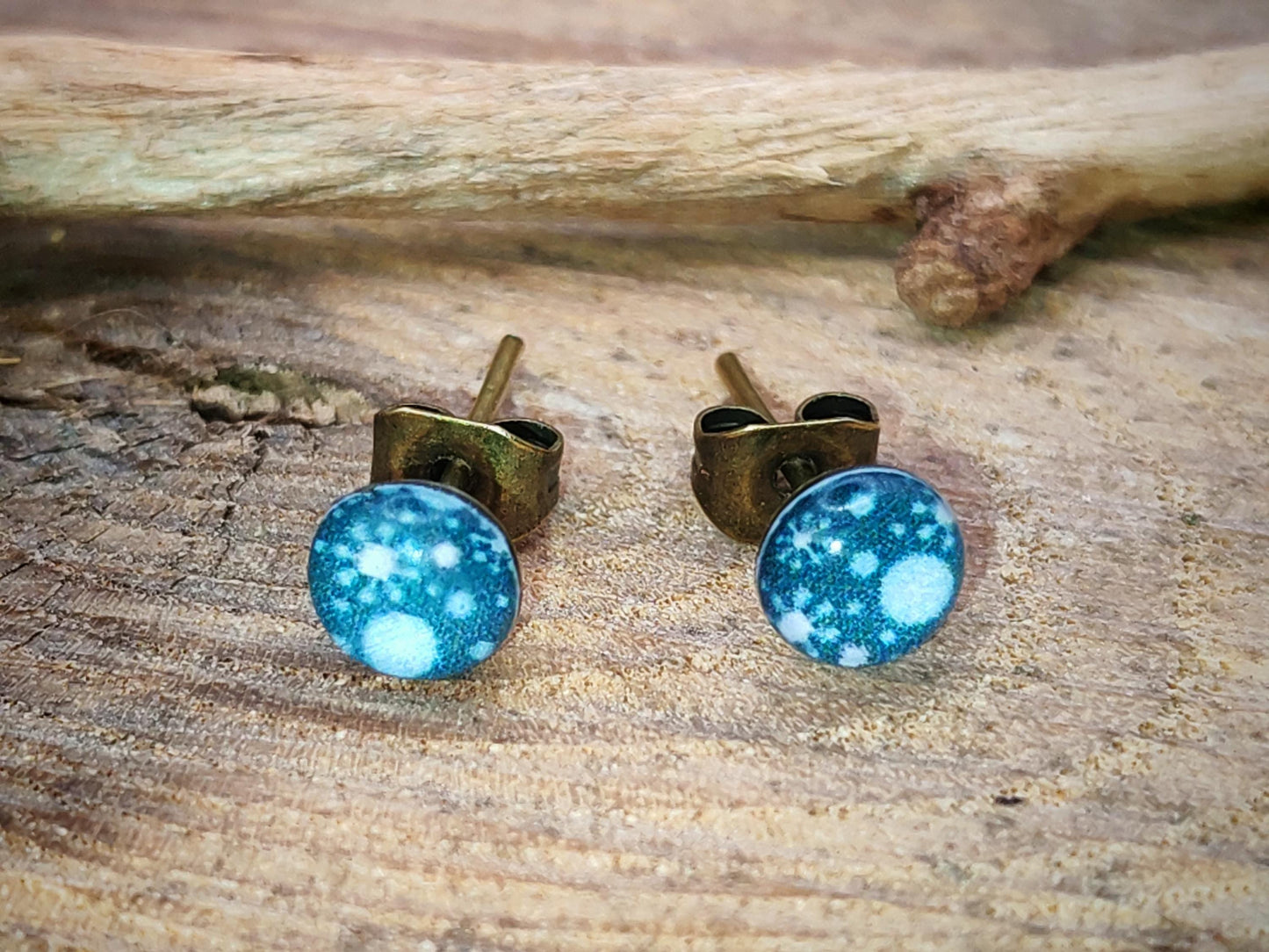 Clous d'oreille de 5mm de diamètre en résine sur imprimé, motif asymétrique, fait main