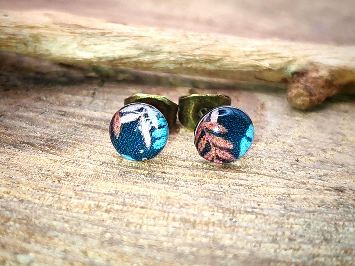 Clous d'oreille de 5mm de diamètre en résine sur imprimé, motif asymétrique, fait main