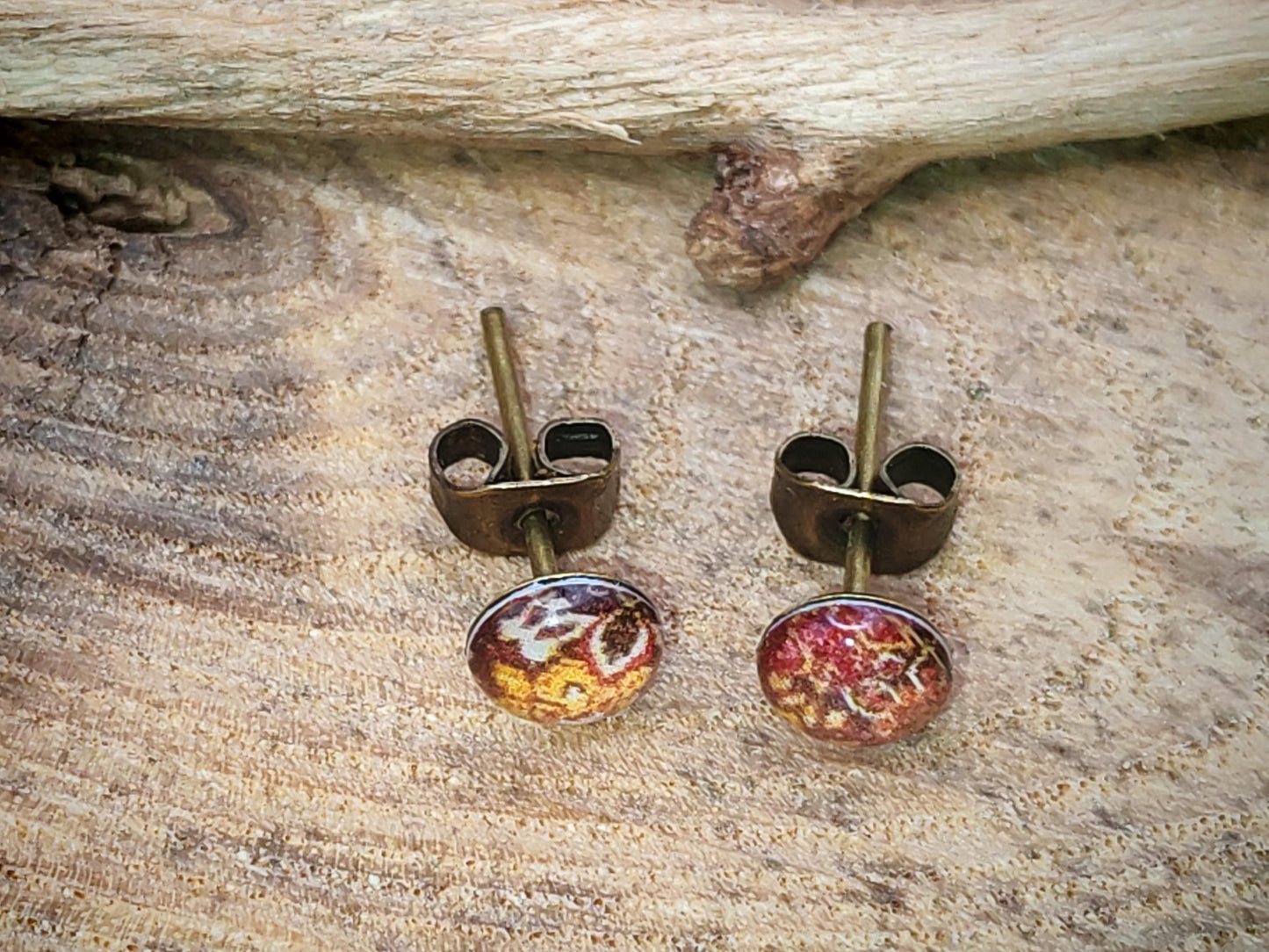 Clous d'oreille de 5mm de diamètre en résine sur imprimé, motif asymétrique, fait main