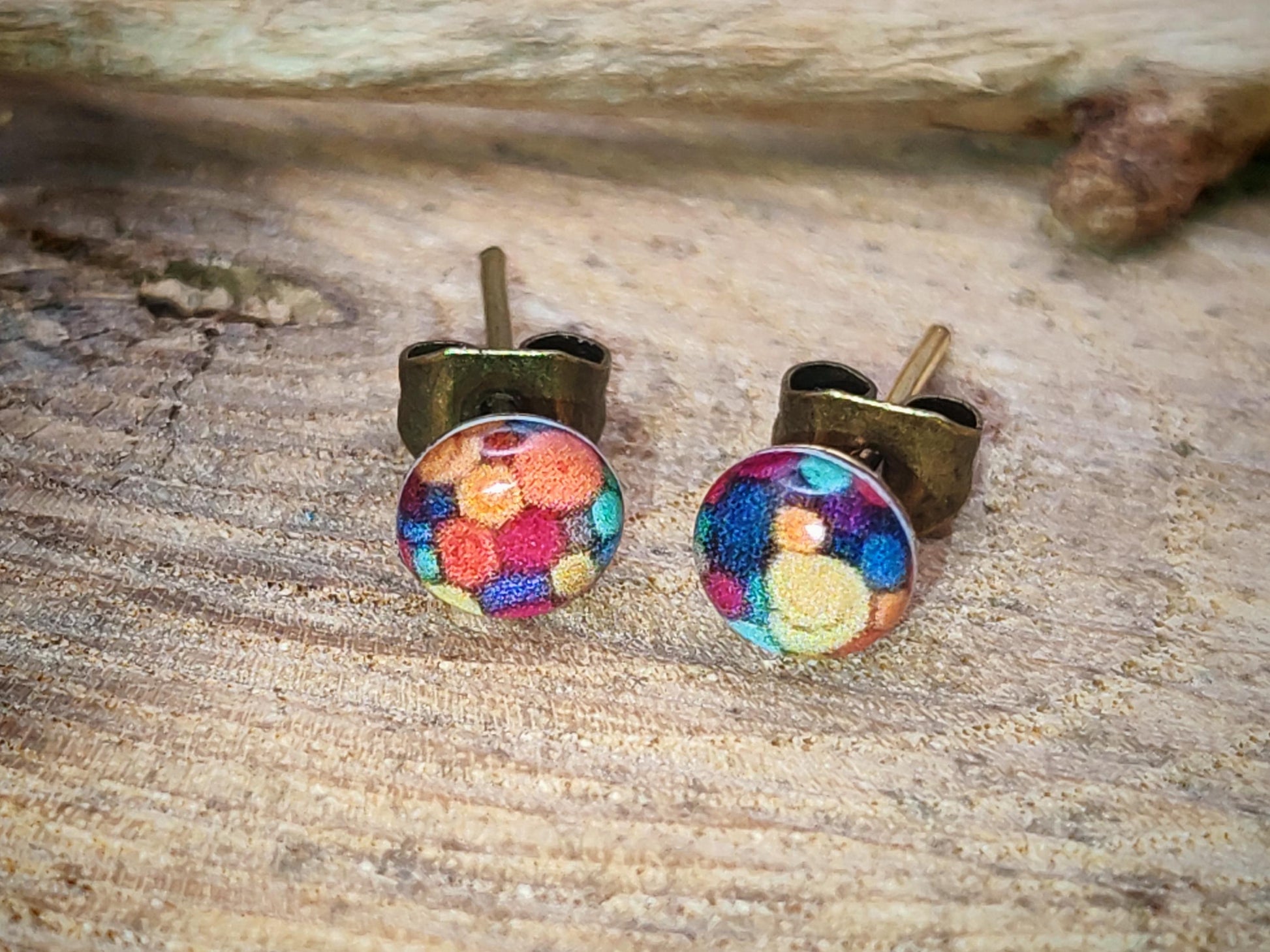 Clous d'oreille de 5mm de diamètre en résine sur imprimé, motif asymétrique, fait main