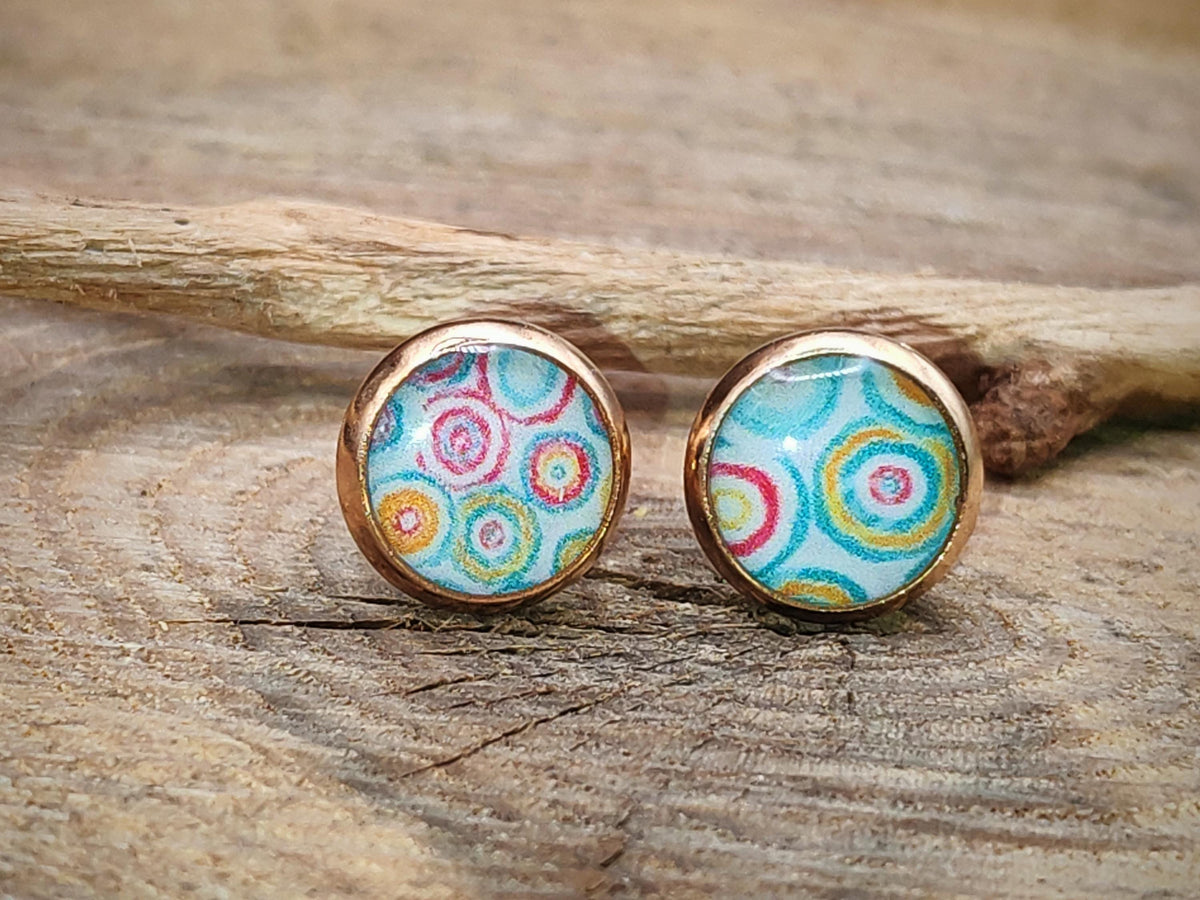 Clous d'oreille, acier inoxydable, cabochon de 8mm de diamètre en résine sur imprimé cercles, motif asymétrique, fait main