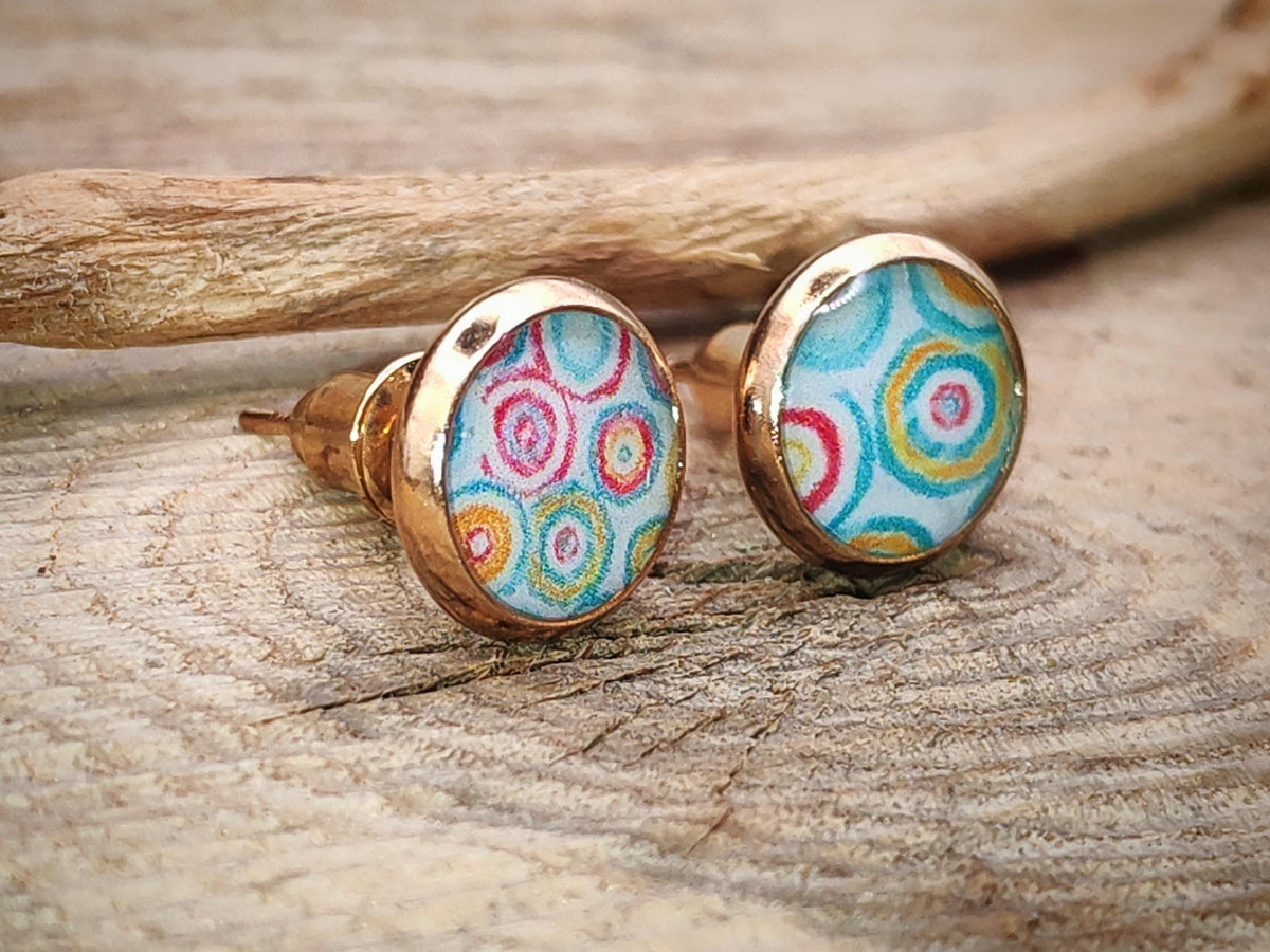 Clous d'oreille, acier inoxydable, cabochon de 8mm de diamètre en résine sur imprimé cercles, motif asymétrique, fait main