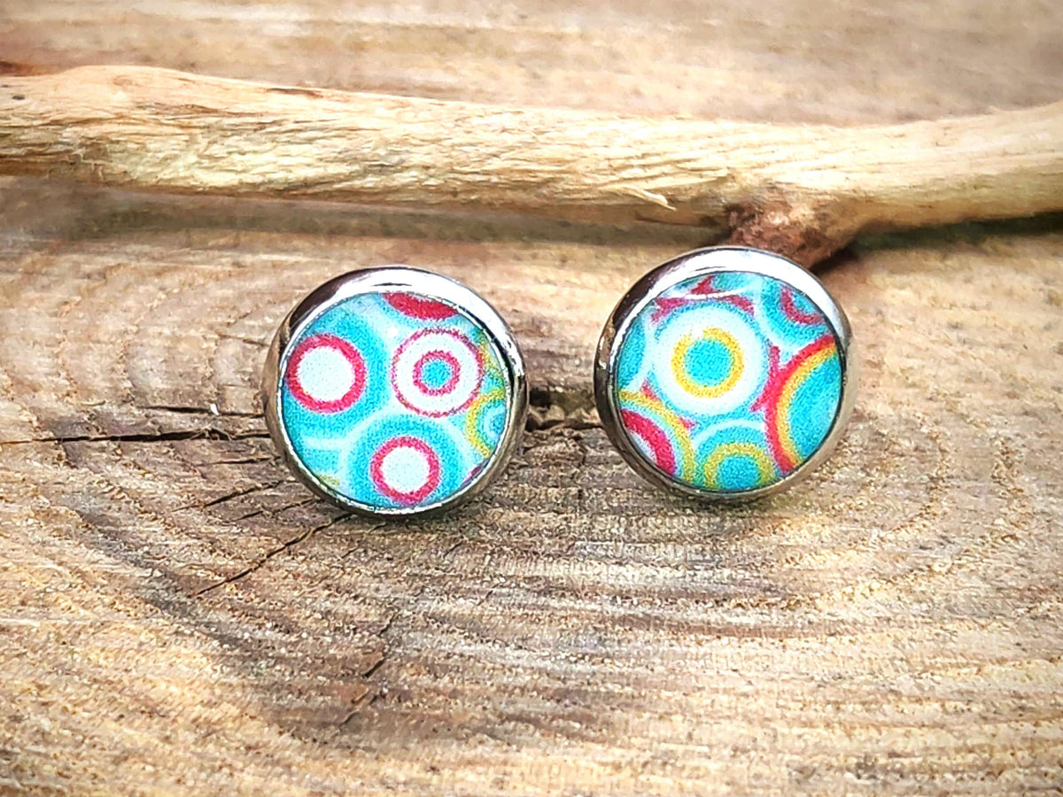 Clous d'oreille, acier inoxydable, cabochon de 8mm de diamètre en résine sur imprimé cercles, motif asymétrique, fait main
