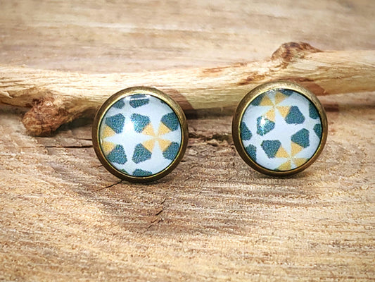 Clous d'oreille, acier inoxydable, cabochon de 8mm de diamètre en résine sur imprimé, motif asymétrique, fait main