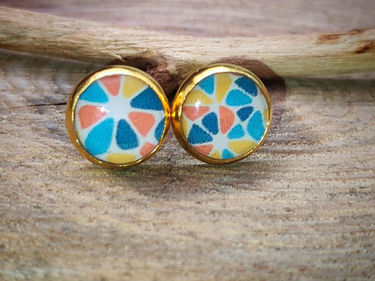 Clous d'oreille, acier inoxydable, cabochon de 8mm de diamètre en résine sur imprimé triangle, motif asymétrique, fait main