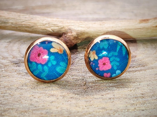 Clous d'oreille, acier inoxydable, cabochon de 8mm de diamètre en résine sur imprimé, motif asymétrique, fait main