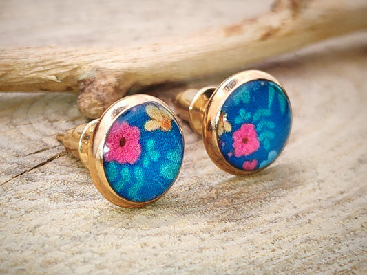 Clous d'oreille, acier inoxydable, cabochon de 8mm de diamètre en résine sur imprimé, motif asymétrique, fait main