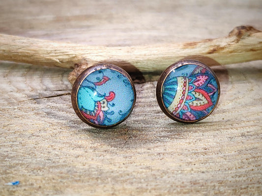 Clous d'oreille, acier inoxydable, cabochon de 8mm de diamètre en résine sur imprimé, motif asymétrique, fait main