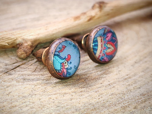 Clous d'oreille, acier inoxydable, cabochon de 8mm de diamètre en résine sur imprimé, motif asymétrique, fait main