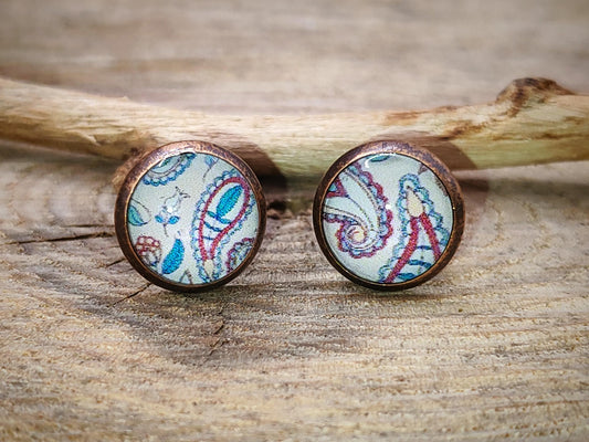 Clous d'oreille, acier inoxydable, cabochon de 8mm de diamètre en résine sur imprimé, motif asymétrique, fait main