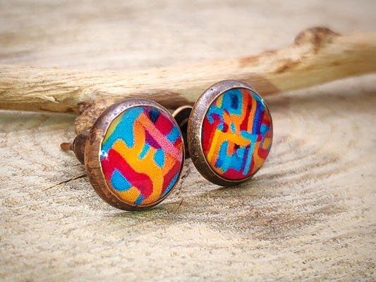 Clous d'oreille, acier inoxydable, cabochon de 8mm de diamètre en résine sur imprimé, motif asymétrique, fait main