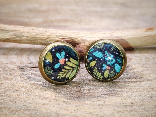 Clous d'oreille, cabochon de 8mm de diamètre en résine sur imprimé feuillage, motif asymétrique, fait main