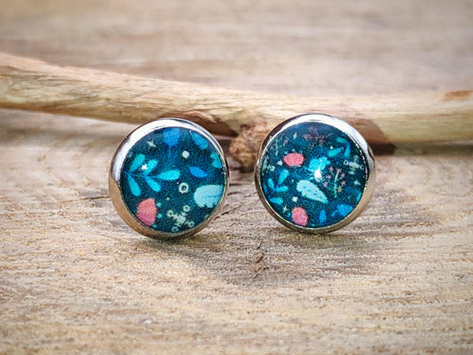 Clous d'oreille, cabochon de 8mm de diamètre en résine sur imprimé feuillage, motif asymétrique, fait main