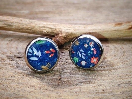 Clous d'oreille, cabochon de 8mm de diamètre en résine sur imprimé feuillage, motif asymétrique, fait main