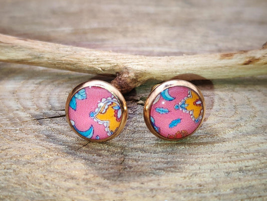 Clous d'oreille, acier inoxydable, cabochon de 8mm de diamètre en résine sur imprimé, fait main