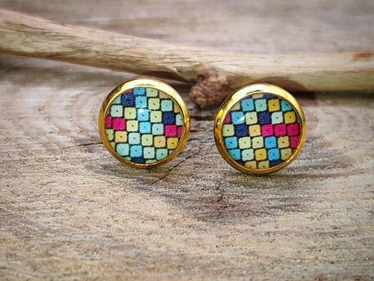 Clous d'oreille, acier inoxydable, cabochon de 8mm de diamètre en résine sur imprimé, motif asymétrique, fait main