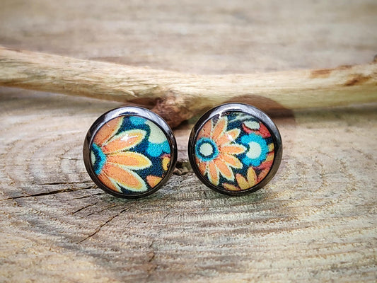 Clous d'oreille, laiton couleur bronze, cabochon de 8mm de diamètre en résine sur imprimé, motif asymétrique, fait main