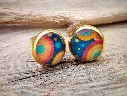 Clous d'oreille, acier inoxydable, cabochon de 8mm de diamètre en résine sur imprimé, motif asymétrique, fait main