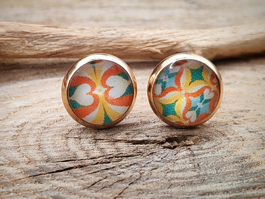 Clous d'oreille, acier inoxydable, cabochon de 8mm de diamètre en résine sur imprimé, motif asymétrique, fait main